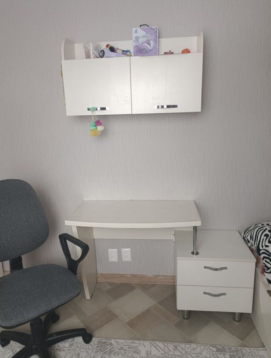 Продам стол с полочкой