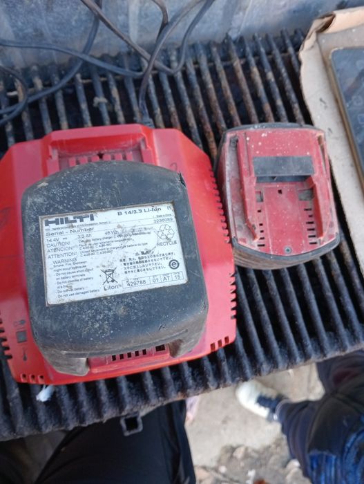 2 baterii hilti cu încărcător