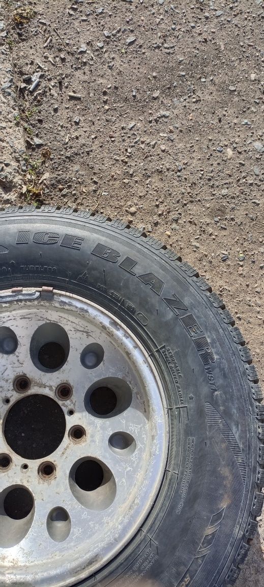 Продам резину с дисками 235/75R16