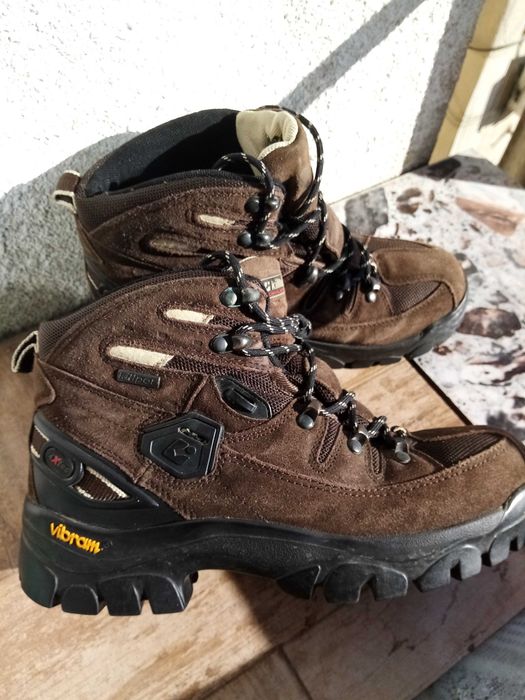 Bocanci pentru munte impermeabili