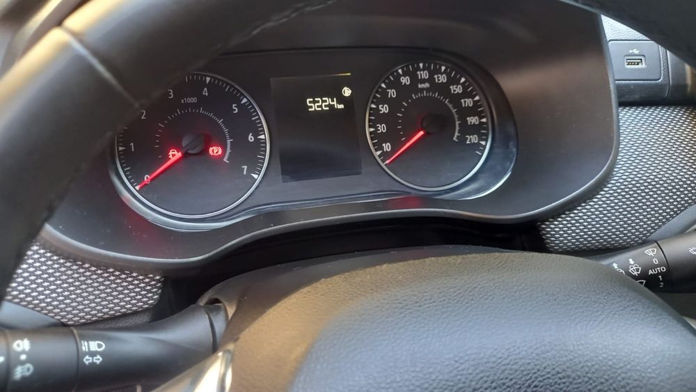Dacia sandero,usor avariat,lovit,5000 km
