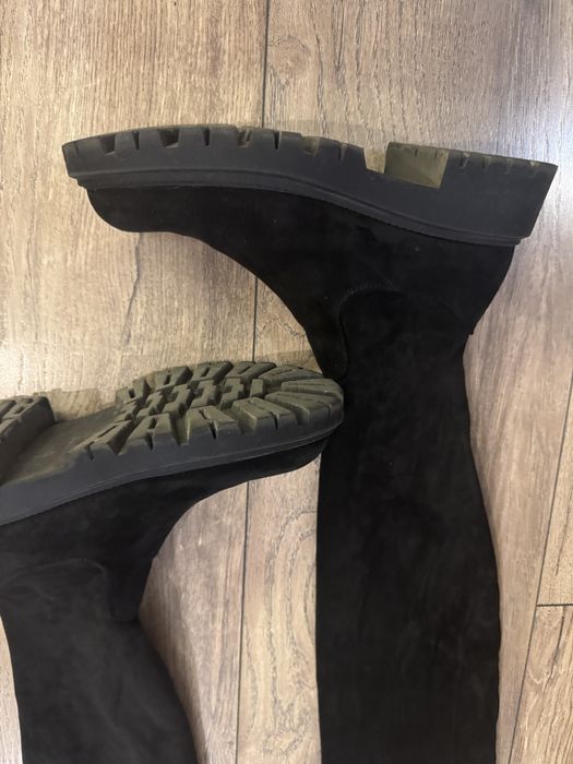 Велурени черни чизми