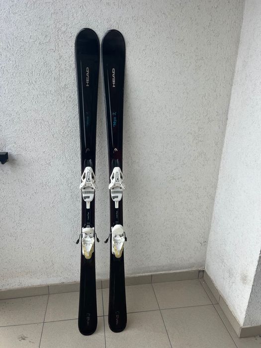 De vânzare sunt schiuri superbe cu cap de 154 cm.