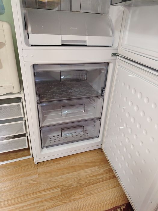 Vând combina frigorifica Artic defecta.