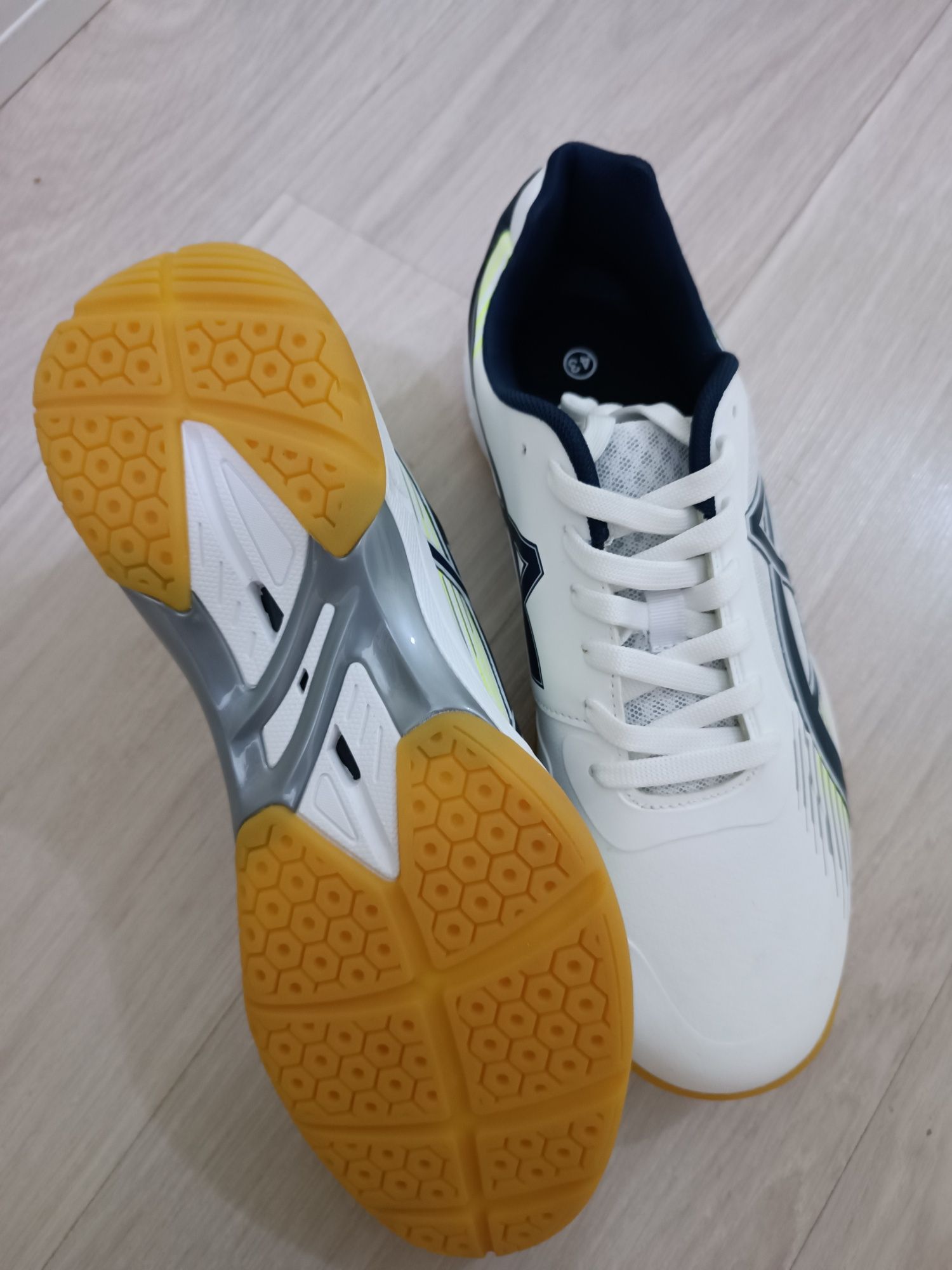 Новые волейбольные кроссовки 43 размера