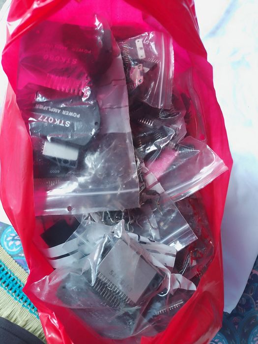 Lot mii Tranzistori/Circuite integrate/Rezistențe/Condensatori etc