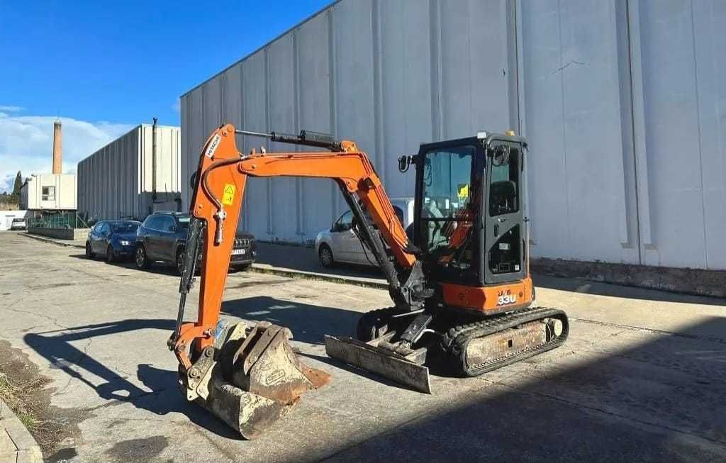 Inchiriez miniexcavator Hitachi 3,8 tone