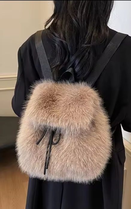 Дамска раница, цвят тъмно каки.