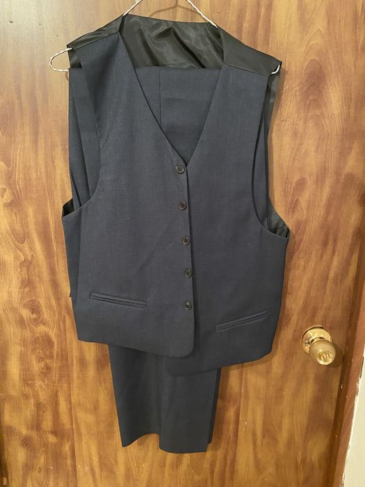 Срочно  новый  тройка  костюм  мужской  продам