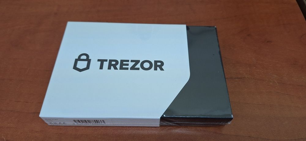Хардуерен крипто портфейл Trezor Model T