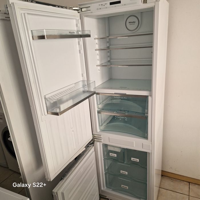 Хладилник за вграждане MIELE 177см.