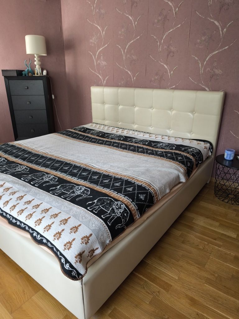 Продам кровать двухспальную