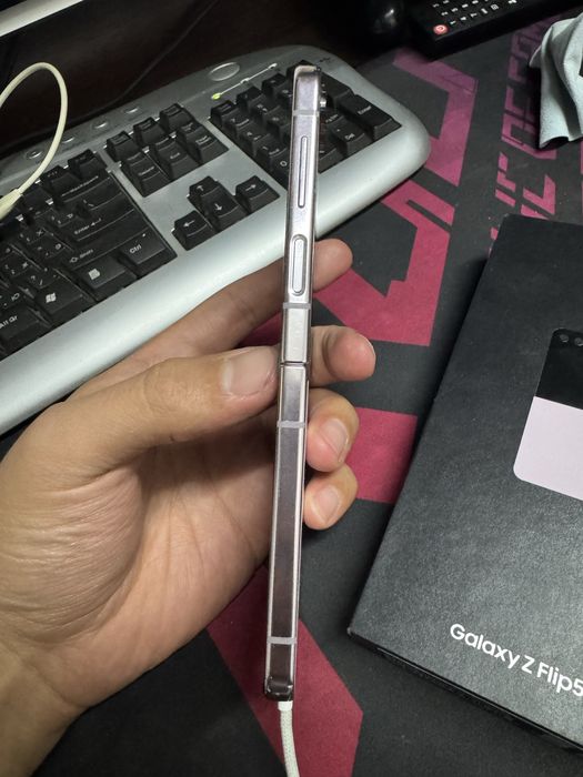 Samsung Galaxy Z Flip5……………