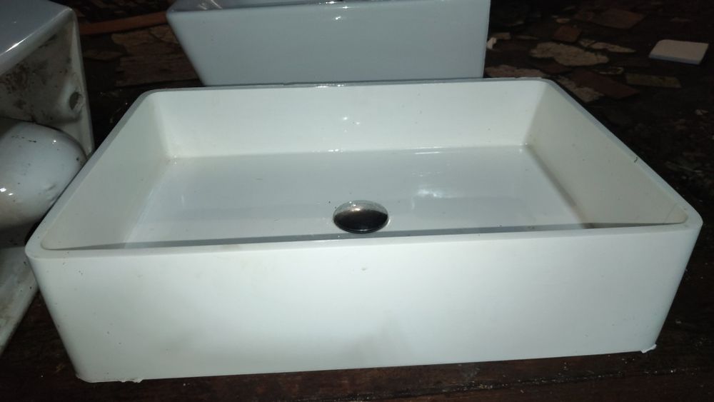 Vând obiecte sanitare și calorifere