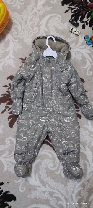 Продам зимний комбинзон 68-74