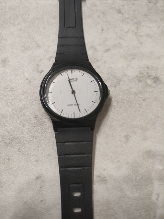 Часы наручные кварцевые