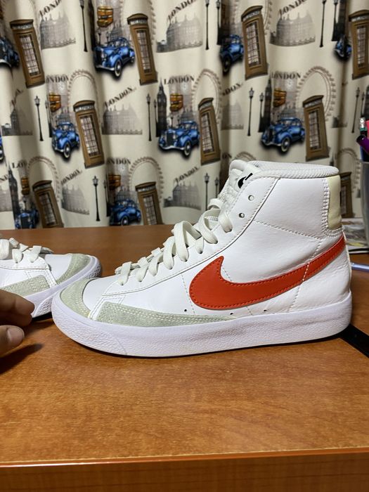 Vând adidași nike blazer red stripe