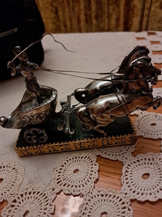Сребърна статуетка - бойна колесница