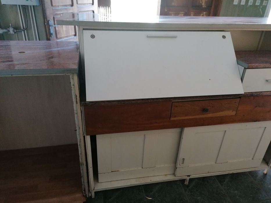 Urgent, vând bar solid, mare si vestiar metalic pt activit. econom.