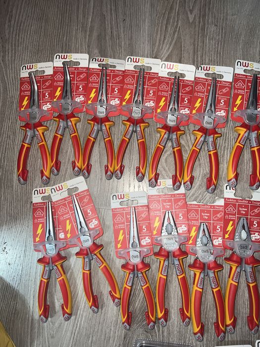 Vand produse pentru electricieni