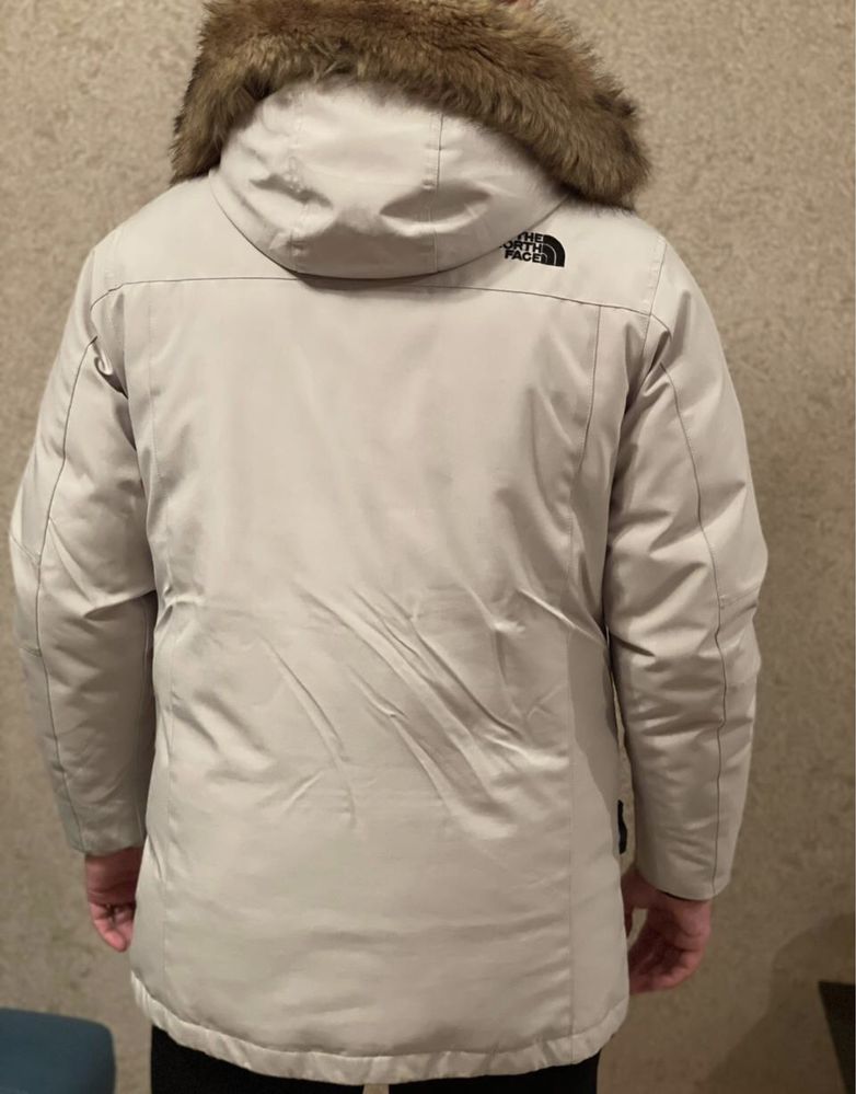 Продается зимняя куртка в идеальном состоянии.