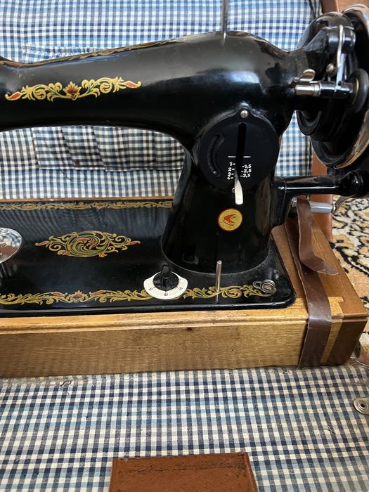 Швейная машинка с документами в рабочем состоянии