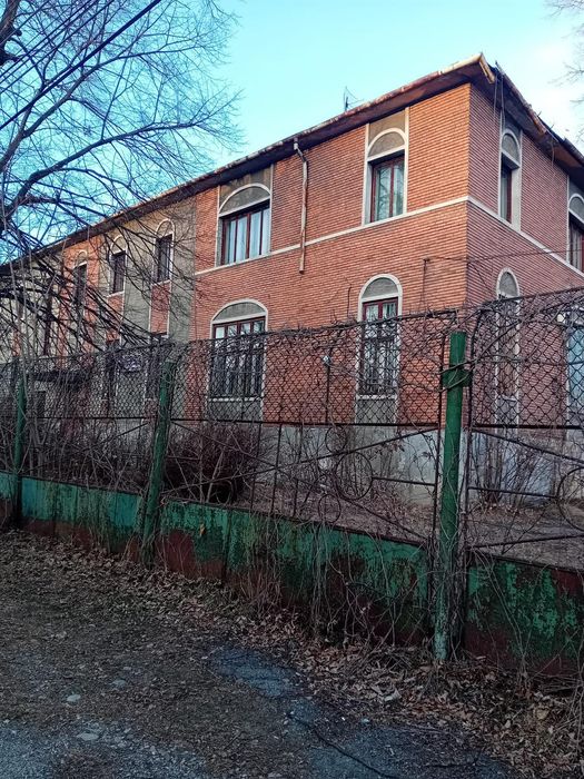 Vând cladire 40 camere