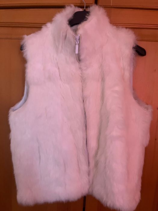 Дамски бял пухкав елек