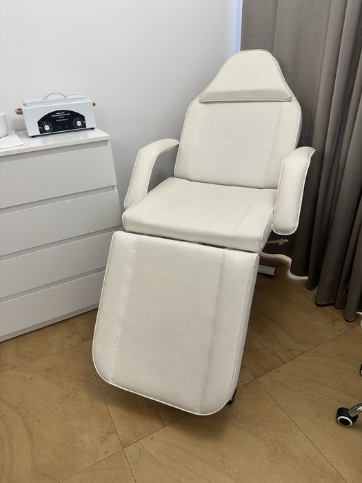 Стол за педоБяла кожена кушетка легло .