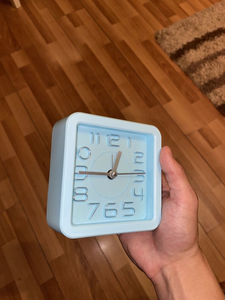 Продаются часы-будильник