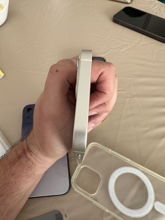 Продавам перфектен Iphone 13