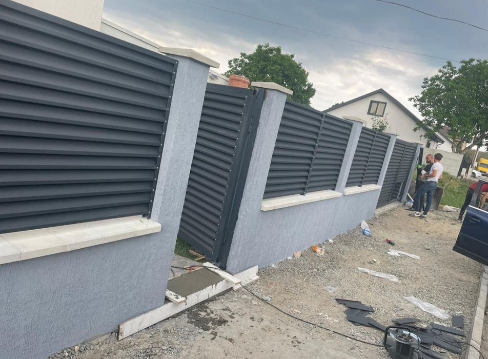 Gard metalic din plasă, în nuanțe de gri și negru, ideal pentru amenaj
