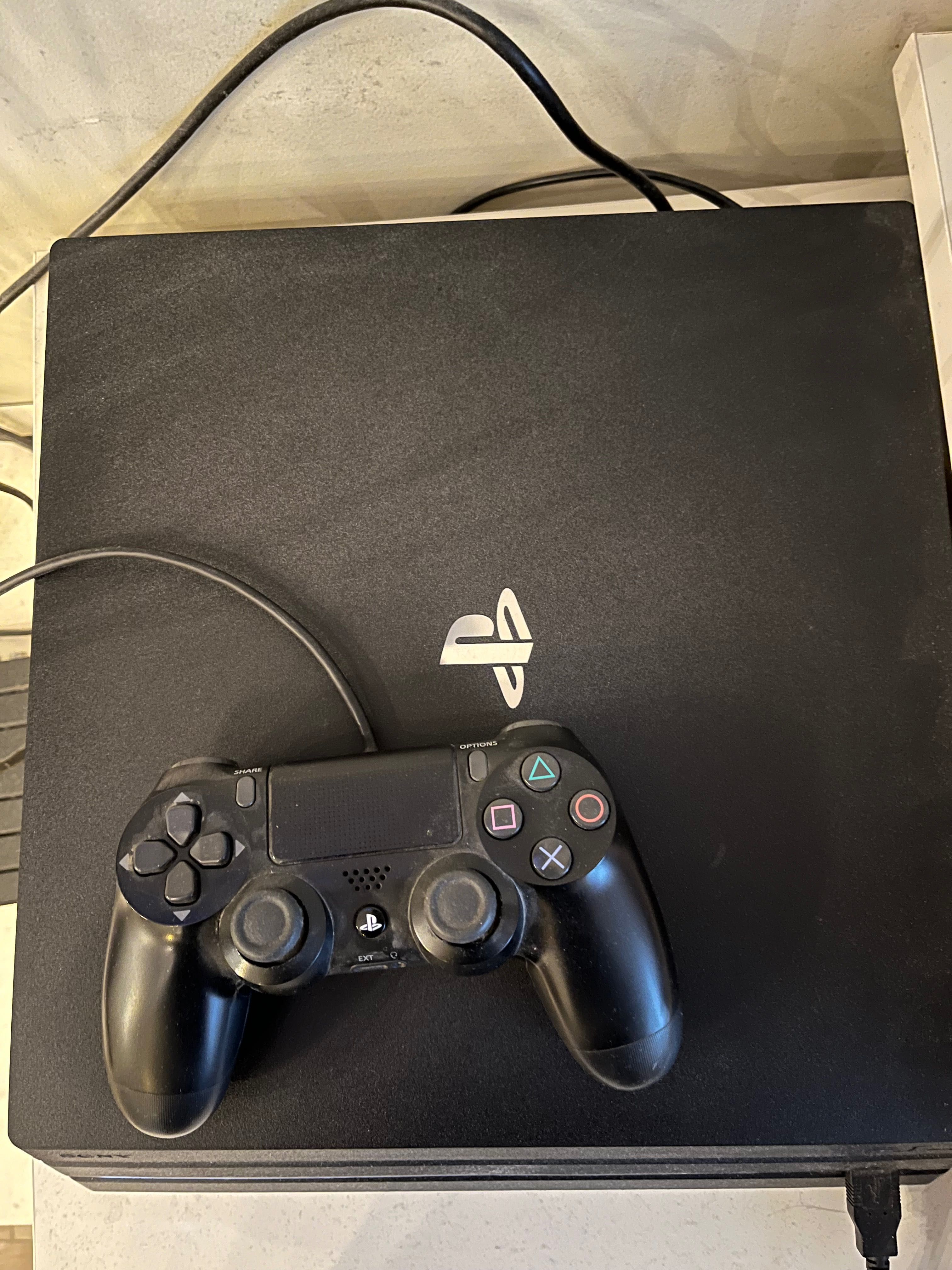 Playstation 4 pro 1tb памет с 1 джойстик+ gta 5