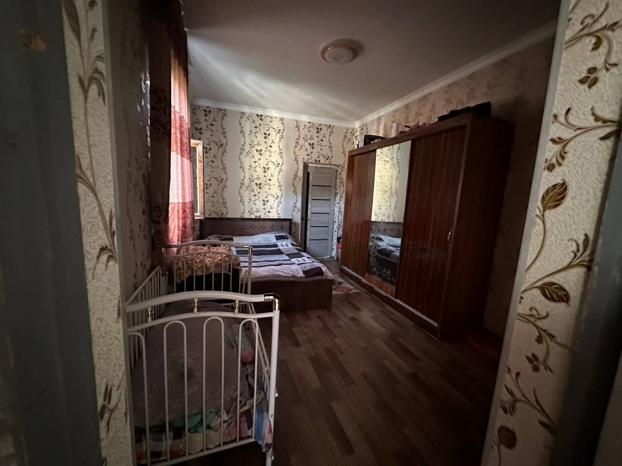 Srochna uy sotiladi 3.5 sotix 2 hona uyi bor