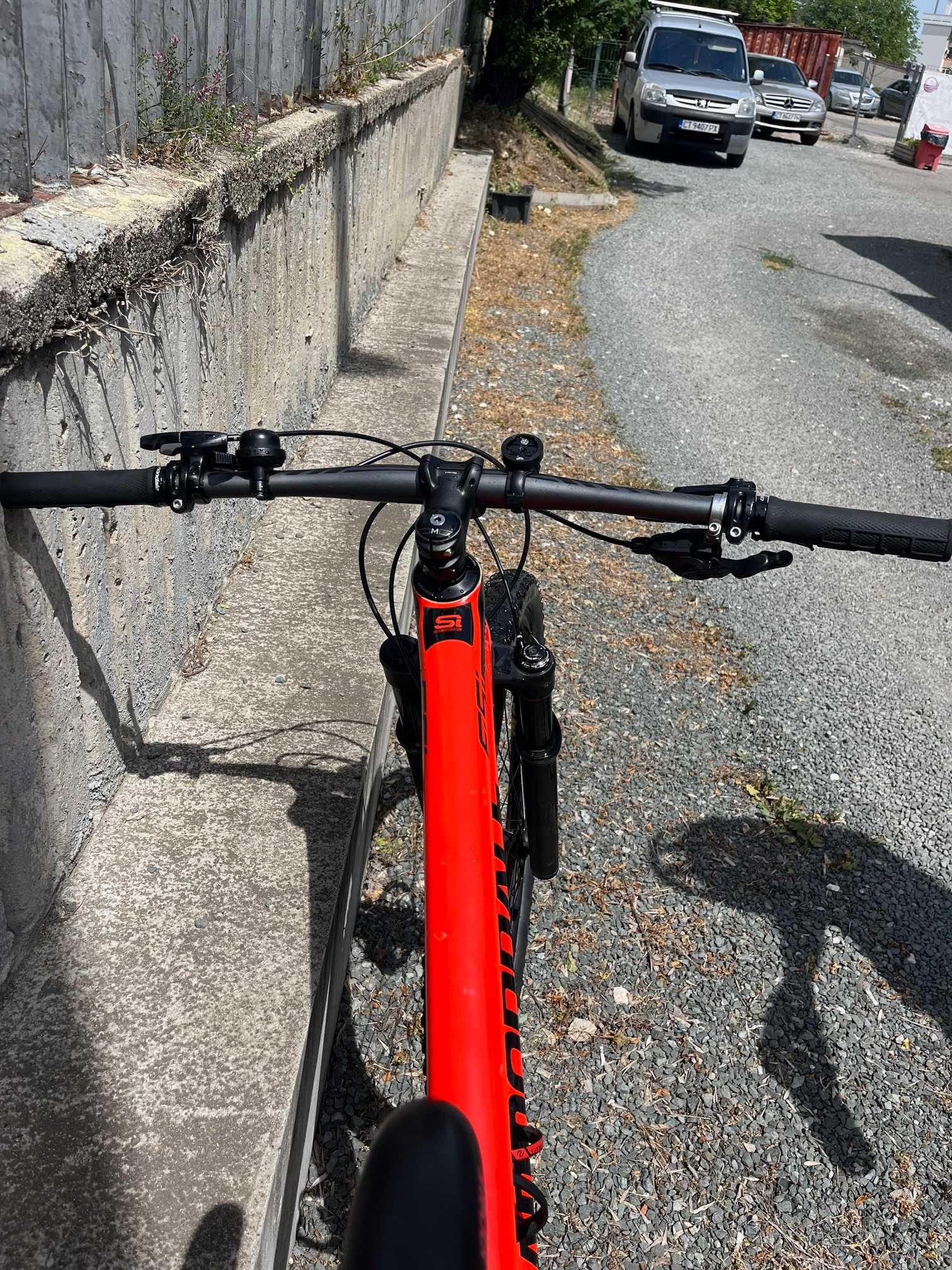 Продавам карбново планиснки велосипед/колело Cannondale F-Si