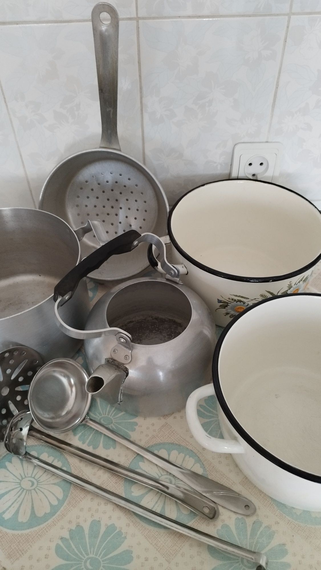 Продается посуда,кастрюли ,чайник, друшлак и т д