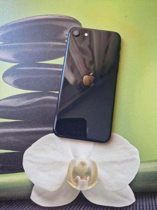 Ecran Iphone SE alb, negru și roșu