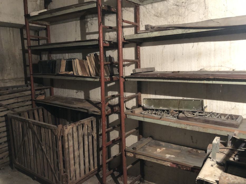 Два металлических стеллажа