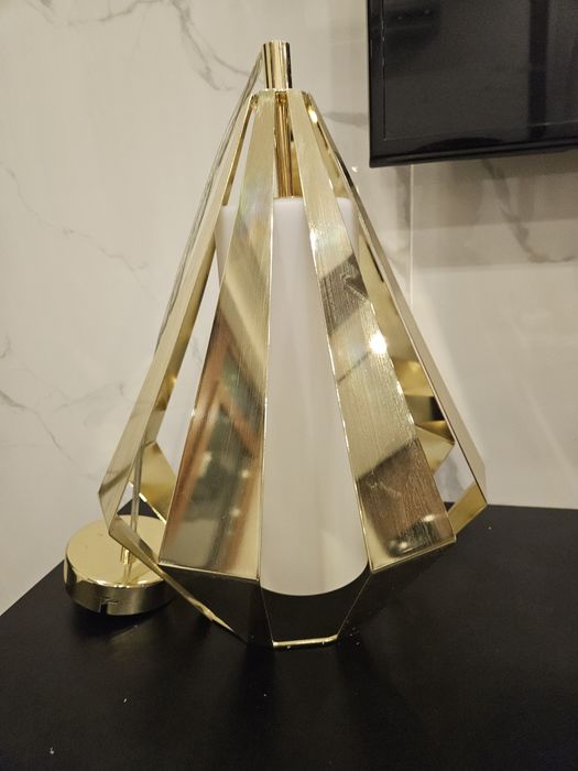 Луксозна лампа с модерен златен дизайн – 60 см височина