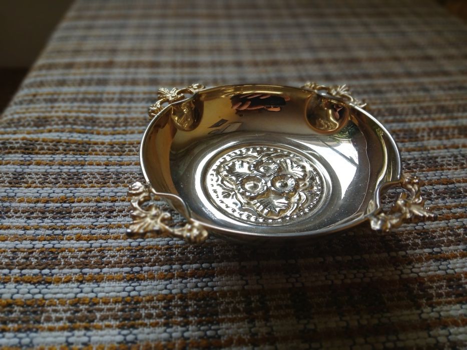 Позлатена бонбониера