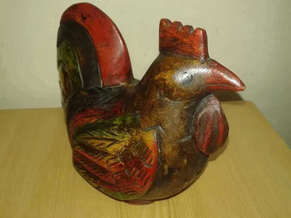 Cocos decorativ sculptat si vopsit manual