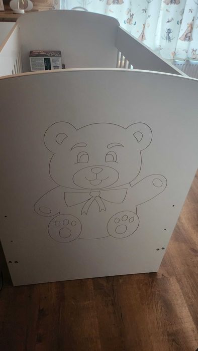 Бебешки кошари едната е сгъваема, другата е дървена