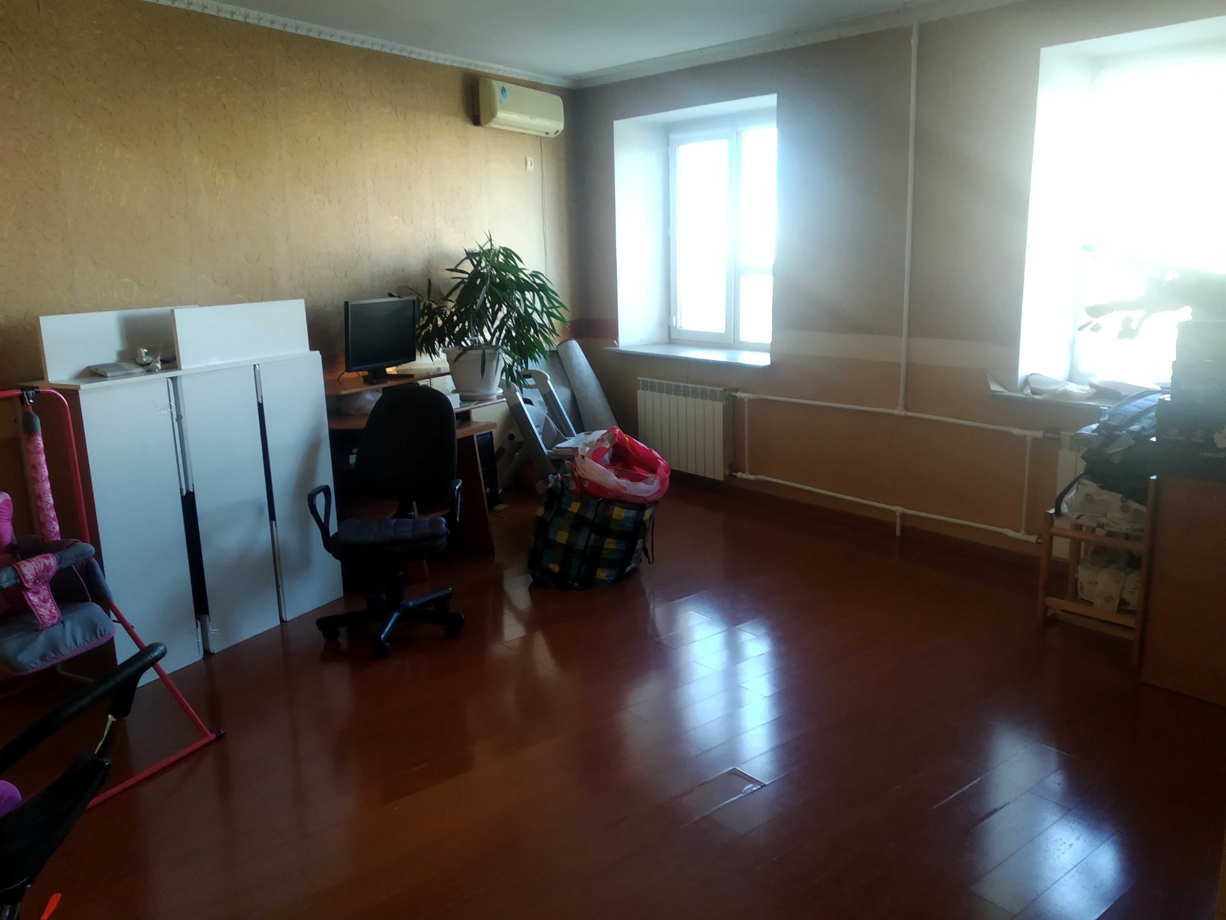 Продам 4-ех комнатную квартиру в районе центрального стадиона