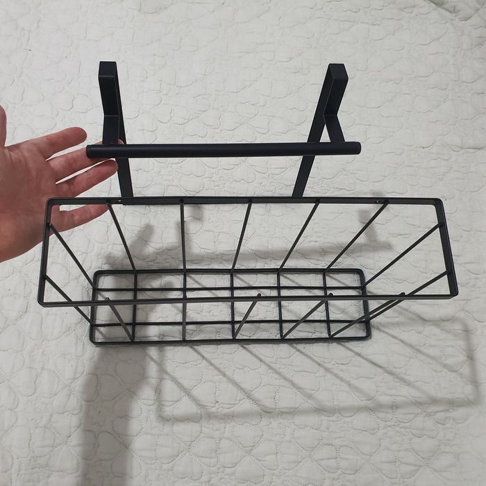 Coș de bucătărie suspendat peste ușa dulapului