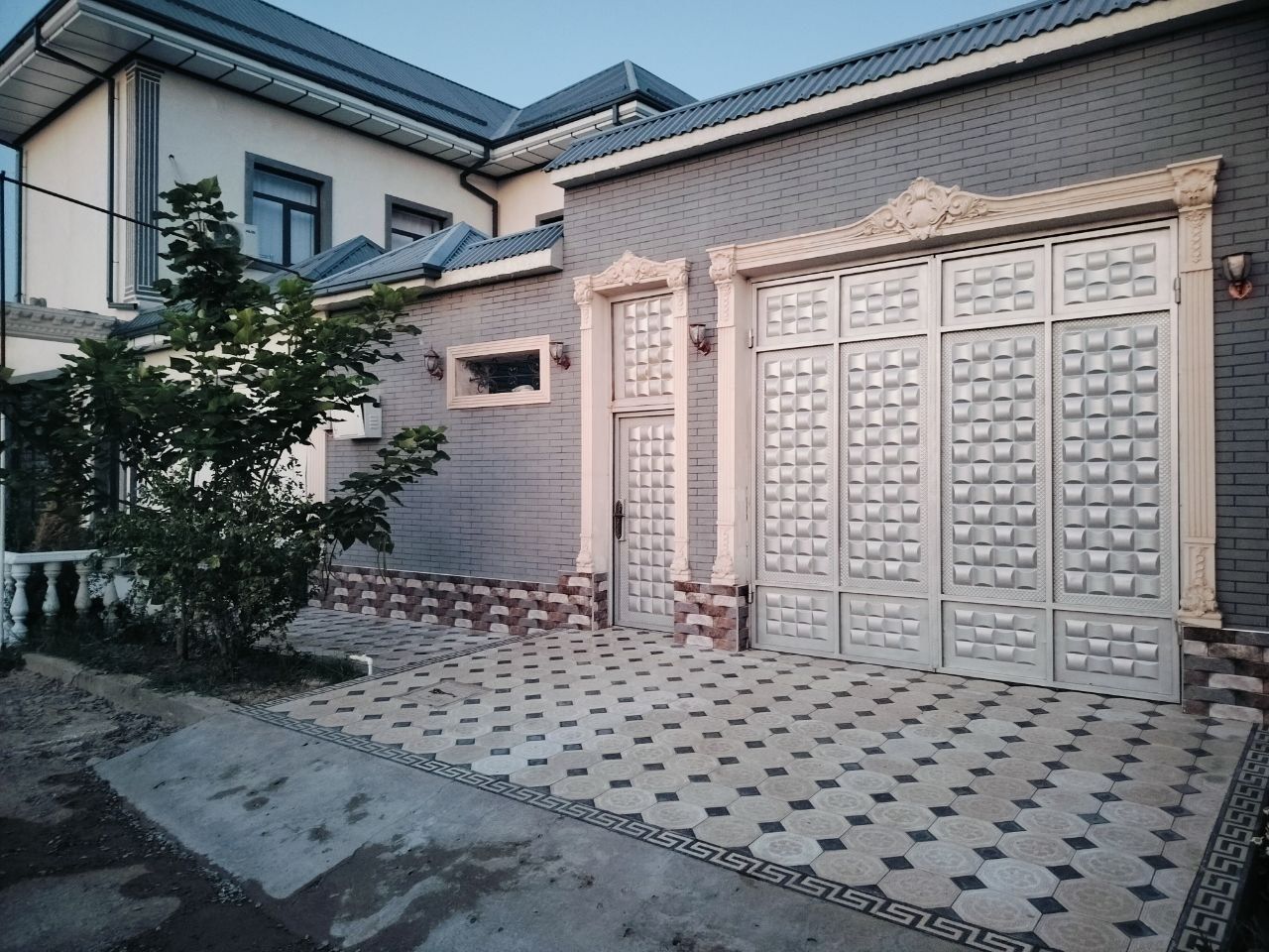 Uy hovli sotiladi