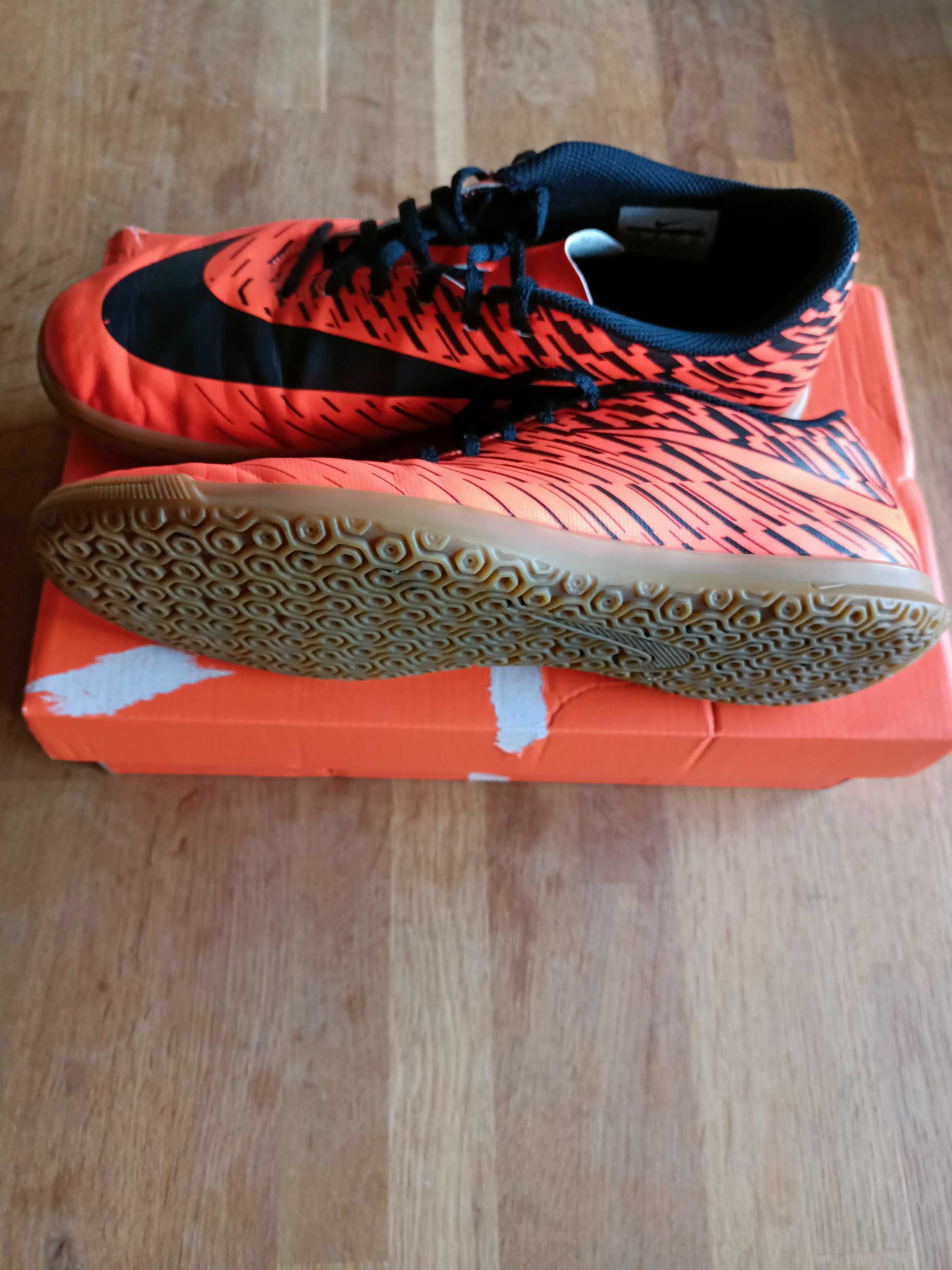 Футболни обувки Nike 44