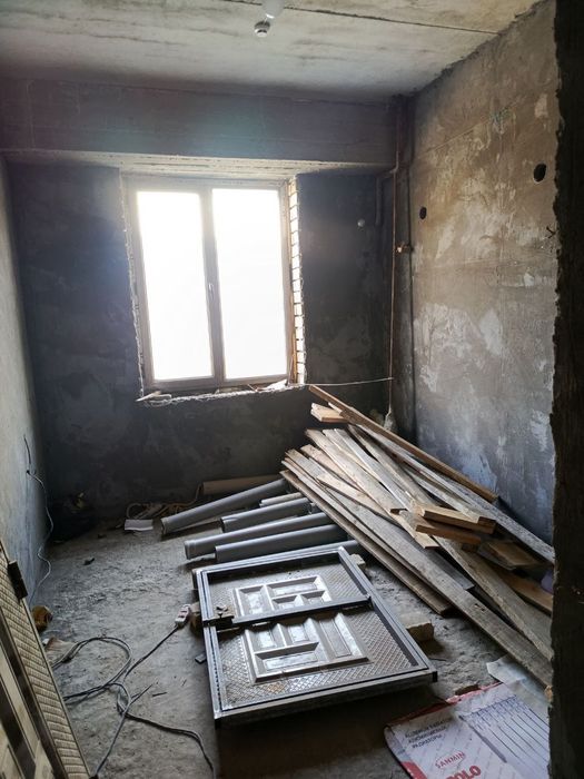 Izzada dom sotiladi srochna 53+53 kv