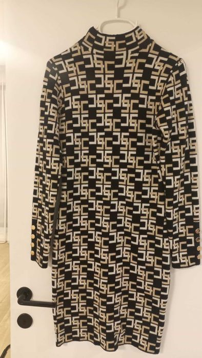 Вталена плътна рокля с дълъг ръкав Lamiar