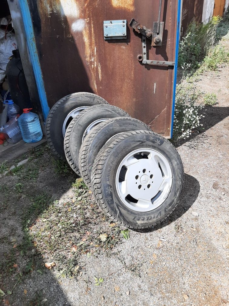 Продам комплект шин с дисками