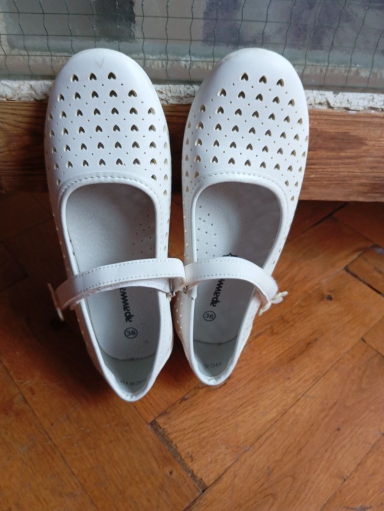 Чисто нови бели обувки от естествена кожа, обувани един път.36 номер .